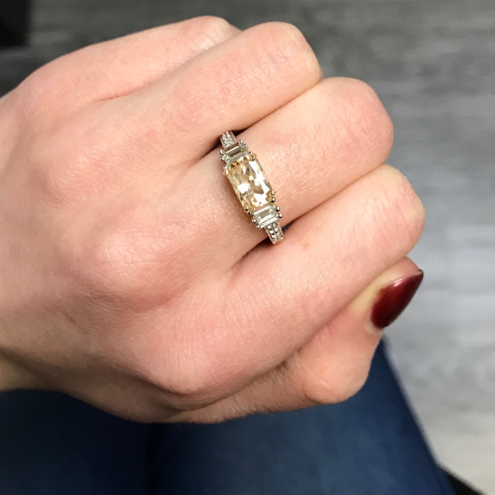1.53ct UNHEATED Yellow Sapphire and Diamond Ring - Picture 3 of 8